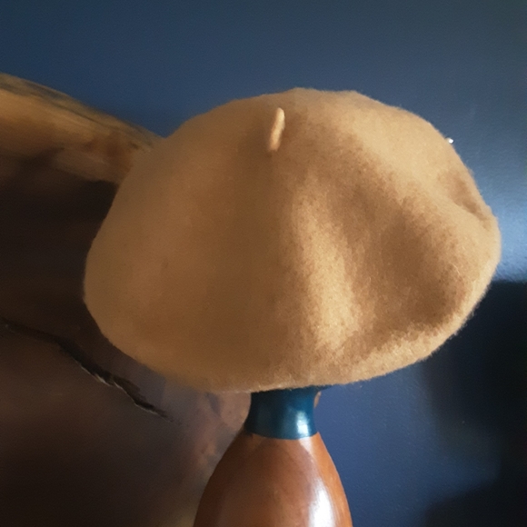 TAN METAL EMBELLISHED BERET - Picture 3 of 3